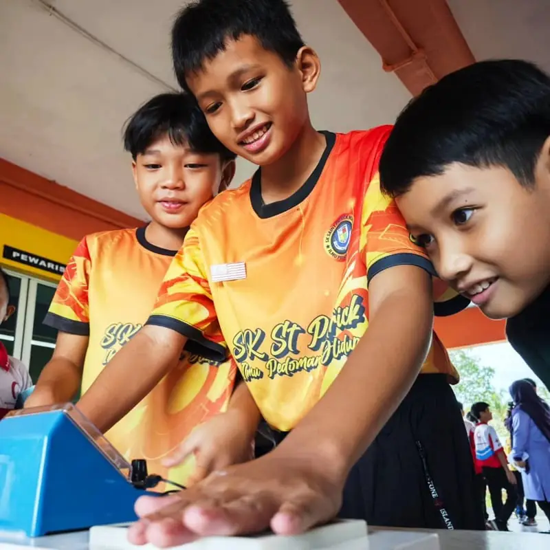 Primary school students testing their research project